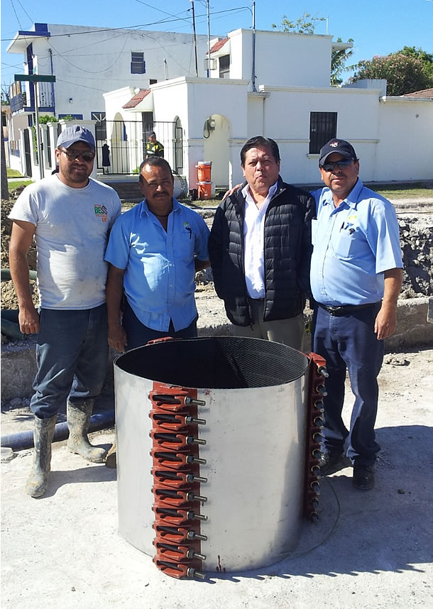 Cuadrilla instalando una abrazadera de reparación en una línea de agua